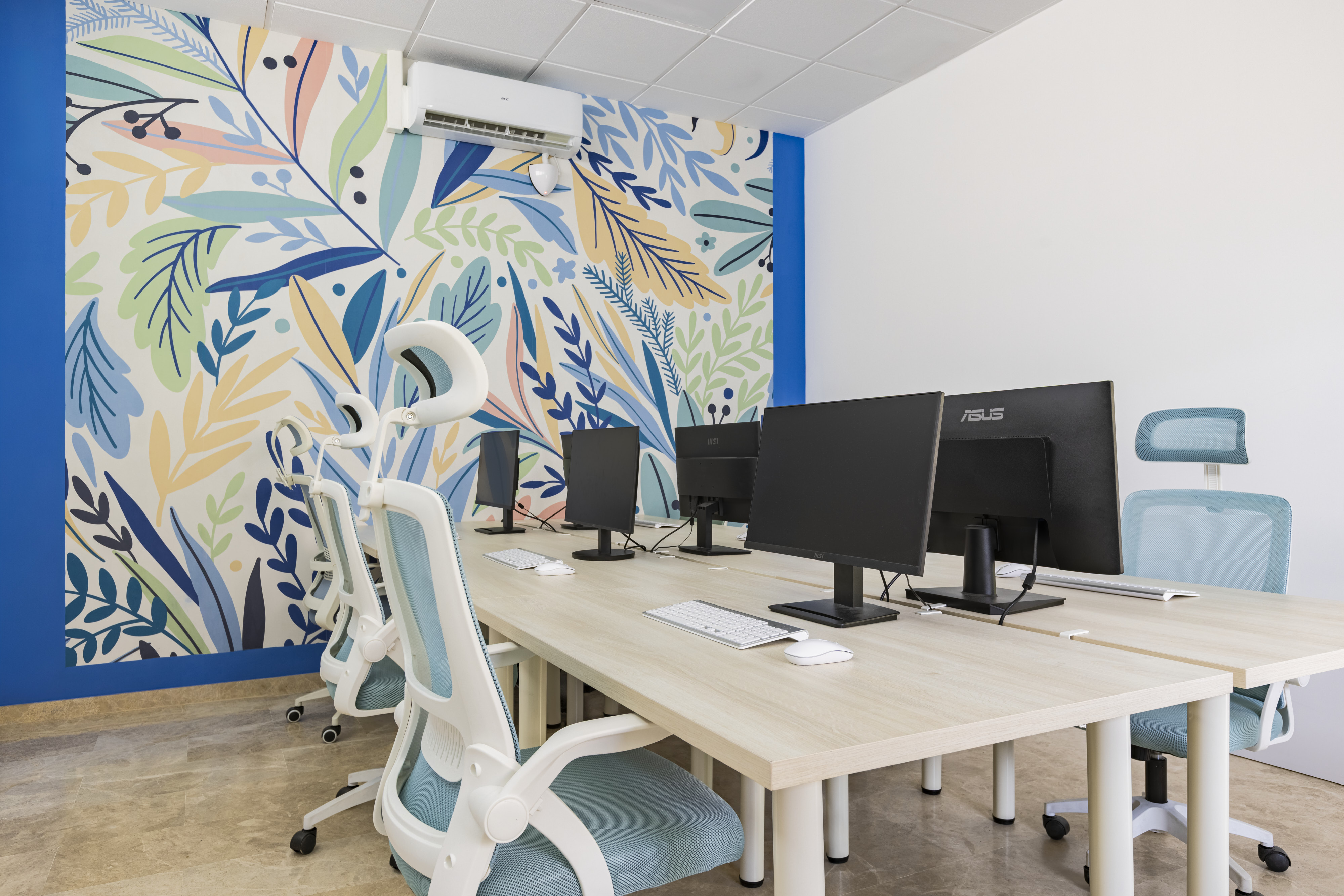 Mesa de puesto de trabajo con monitor y silla ergonómica