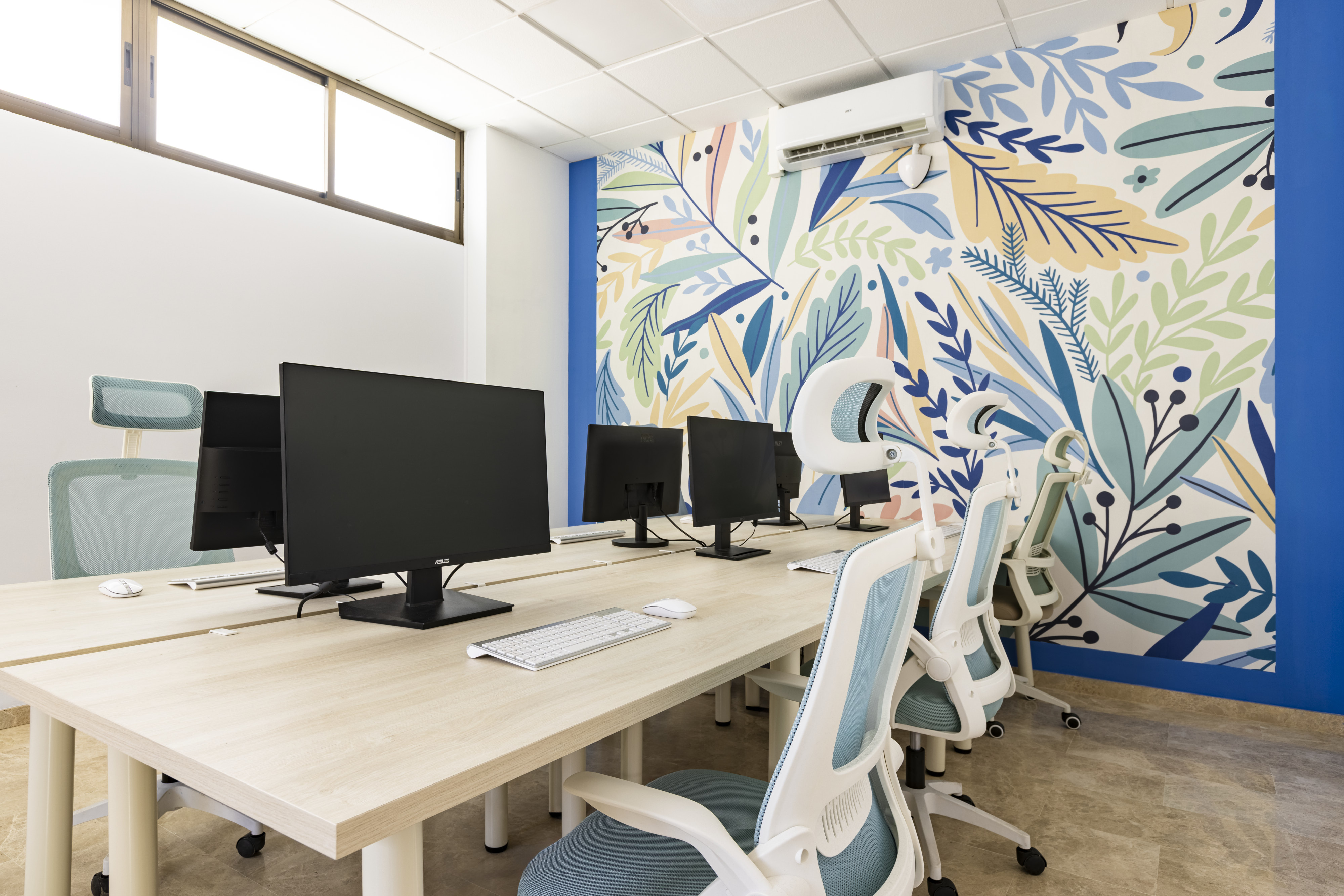 Puestos coworking con luz natural